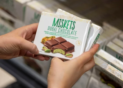 Dubaijas šokolāde pieejama dažādos veidos un formās, sākot no batoniņiem līdz šokolādes kūkām un biezpienu sieriņiem.