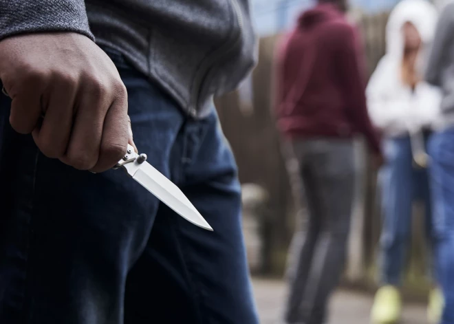 Неужели такое может случиться и в Латвии?! Во Франции ученик зарезал школьную помощницу за проверку рюкзака