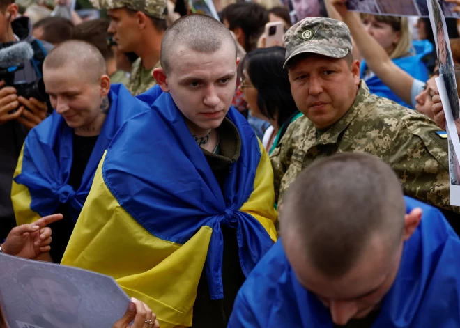 ФОТО: украинскому военному в российском плену выжгли на теле надпись "Слава России"