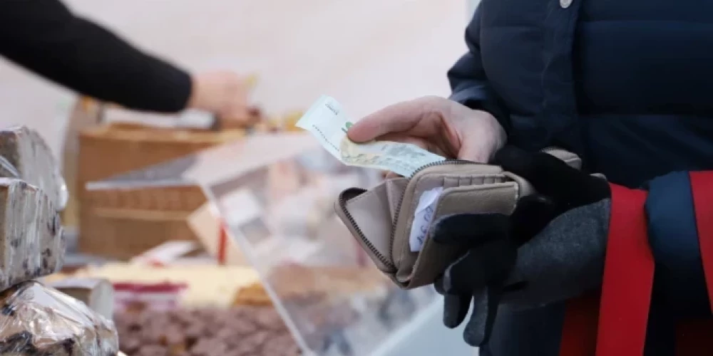 В Банке Латвии ожидают, что безработица в ближайшие годы сохранится приблизительно на уровне 7%, а средний рост зарплат прогнозируется умеренным.
