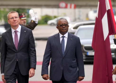 Valsts prezidents Edgars Rinkēvičs (no kreisās) un Gvinejas-Bisavas prezidents Umaro Sisoko Embalo svinīgajā sagaidīšanas ceremonijā laukumā pie Rīgas pils.