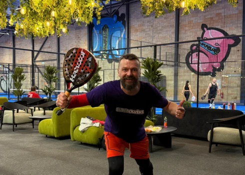 Armands Simsons aizrāvies ar pasaulē strauju popularitāti gūstošo padel tenisu, bet, neapdomīgi spēlējot to, nonāca uz operāciju galda.
