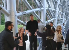 Kristaps Porziņģis uz koncertu šļūc "Gucci" mūļos