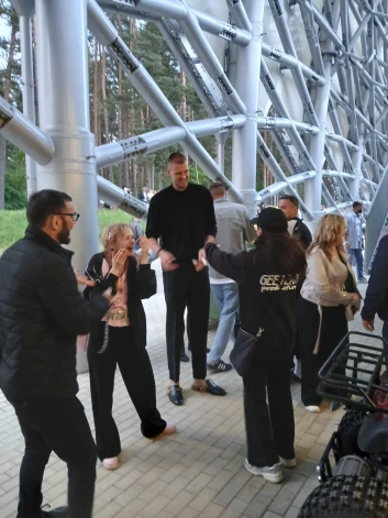 Dažiem Lielā koncerta apmeklētājiem paveicās Mežaparka estrādē satikt NBA zvaigzni Kristapu Porziņģi, kas arī bija ieradies baudīt koncertu.