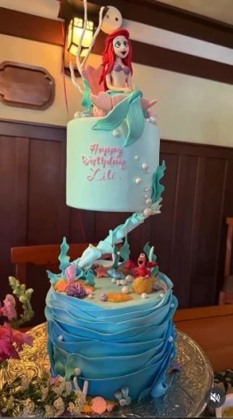 Lilibetas dzimšanas dienas torte ar mazo nāriņu.