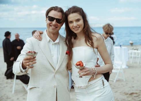 Kaspars Dumburs un Alisa Ontensone skaisti un saviļņoti savā kāzu dienā.