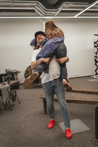 Sandai nācās piepūlēties, lai izpildītu režisora uzdevumu un uzlēktu virsū Kristianam.