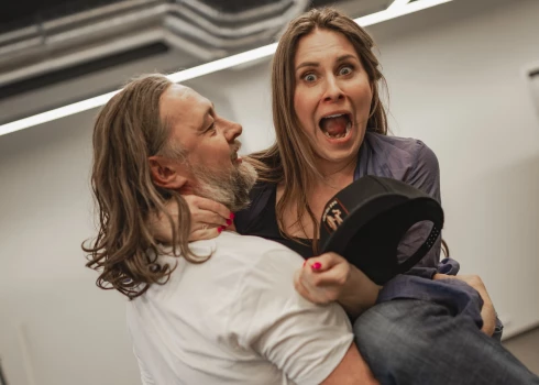 Sandai nācās piepūlēties, lai izpildītu režisora uzdevumu un uzlēktu virsū Kristianam.