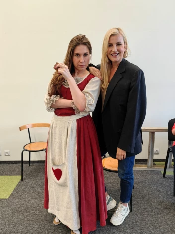 Noderīgus padomus aktiermākslā Sandai devusi aktrise Agnese Zeltiņa, kas iejutīsies Bebenes tēlā.