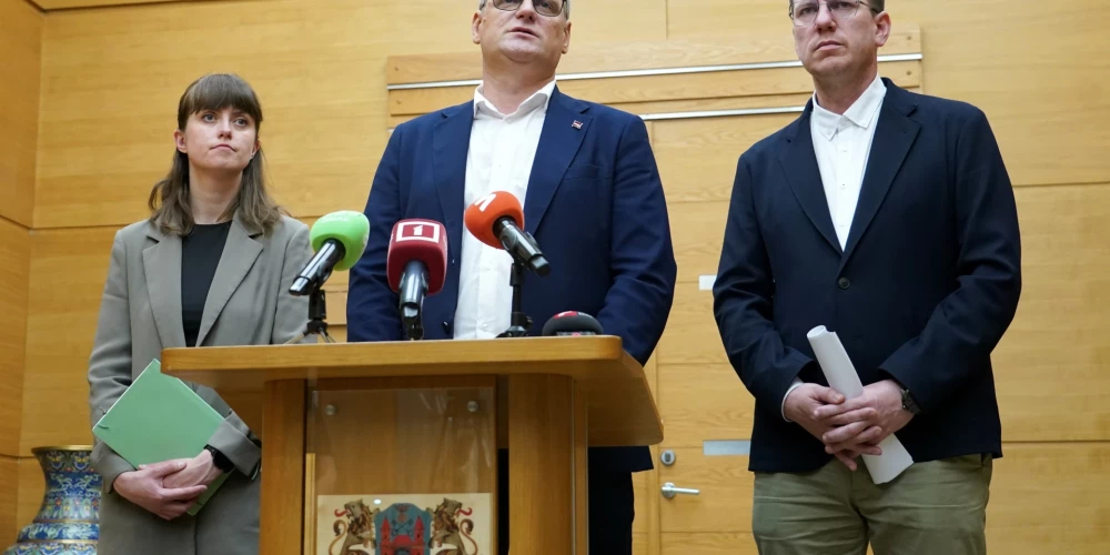 Partijas "Progresīvie" līdzpriekšsēdētāja, Saeimas deputāte Justīne Panteļējeva, "Progresīvie" Rīgas mēra amata kandidāts Viesturs Kleinbergs un Rīgas domes deputāts Mārtiņš Kossovičs piedalās preses konferencē pēc tikšanās ar Nacionālo apvienību Rīgas domē, kurā pārrunāja nākamās koalīcijas veidošanu.