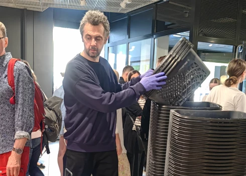 Jānis strādā lielveikalā "Stockmann", kur dara fizisku darbu – gādā par iepirkumu ratu un groziņu kārtību.