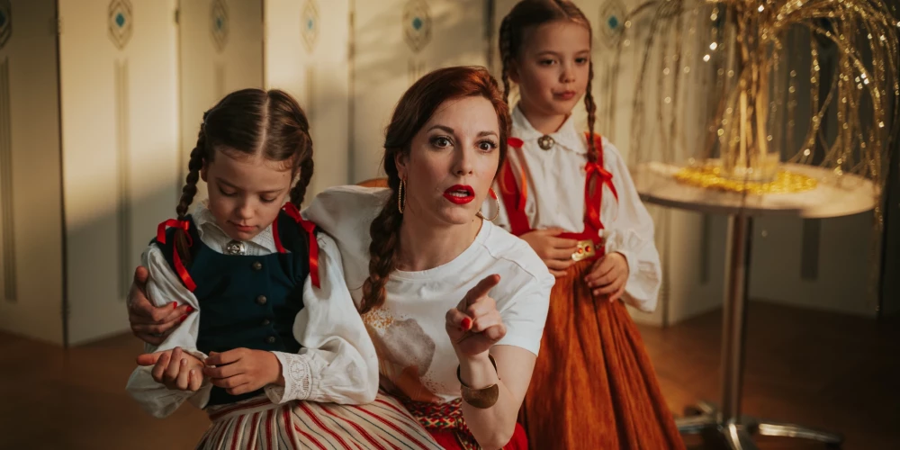Nelielā epizode, kurā Anta Aizupe filmējusies ar savām dvīņu meitām Idu un Gunu. Anta tērpusies stilizētā tautastērpā, bet abas māsiņas – autentiskos tautastērpos.