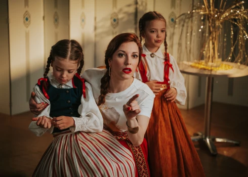 Nelielā epizode, kurā Anta Aizupe filmējusies ar savām dvīņu meitām Idu un Gunu. Anta tērpusies stilizētā tautastērpā, bet abas māsiņas – autentiskos tautastērpos.