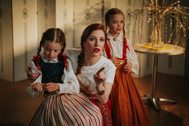 Nelielā epizode, kurā Anta Aizupe filmējusies ar savām dvīņu meitām Idu un Gunu. Anta tērpusies stilizētā tautastērpā, bet abas māsiņas – autentiskos tautastērpos.