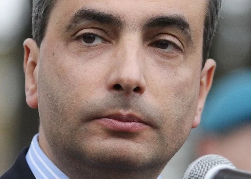 Liberālā partija "Jabloko", kuru pārstāv 61 gadu vecais Šlosvergs, paziņojusi, ka viņš aizturēts par aicinājumiem uz uguns pārtraukšanu karā pret Ukrainu. 