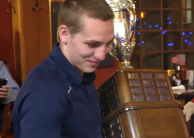 Par NHL sezonas labāko debitantu atzīts "Canadiens" aizsargs Hatsons