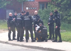 Barjeras cēlām veltīgi? Daudz brašāki par albāņu ultrām izrādījas pašmāju fani. FOTO