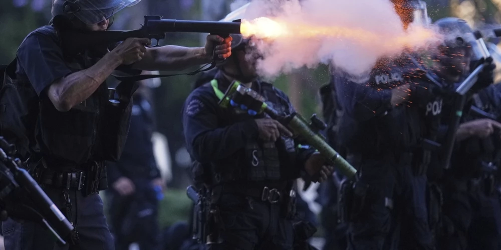 Losandželosas centrā naktī uz trešdienu izsludināta komandantstunda, lai apturētu vandalismu un laupīšanu, pilsētā turpinoties protestiem pret imigrācijas likumu piemērošanu.