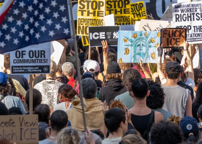 “Nē naidam!” Arī Ņujorkā sākušies protesti pret nelegālo imigrantu izraidīšanu
