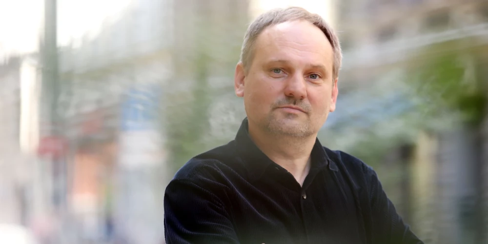 Komponista Raimonda Tigula skaņdarbs "Vienas fotogrāfijas stāsts", ko nesen Talsos, Tiguļkalnā, pirmatskaņoja pianists Andrejs Osokins, tik tiešām saistās ar īstu dzīves stāstu, kas liek pārskriet “skudriņām”.