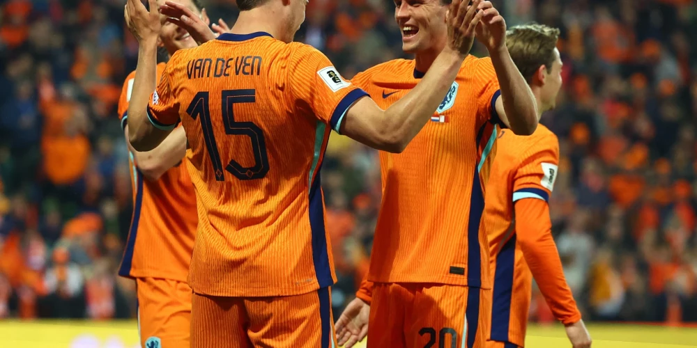 Nīderlandes futbolisti Groningenā sarīkoja īstu vārtu lietu.