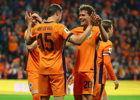 Nīderlandes futbolisti Groningenā sarīkoja īstu vārtu lietu.