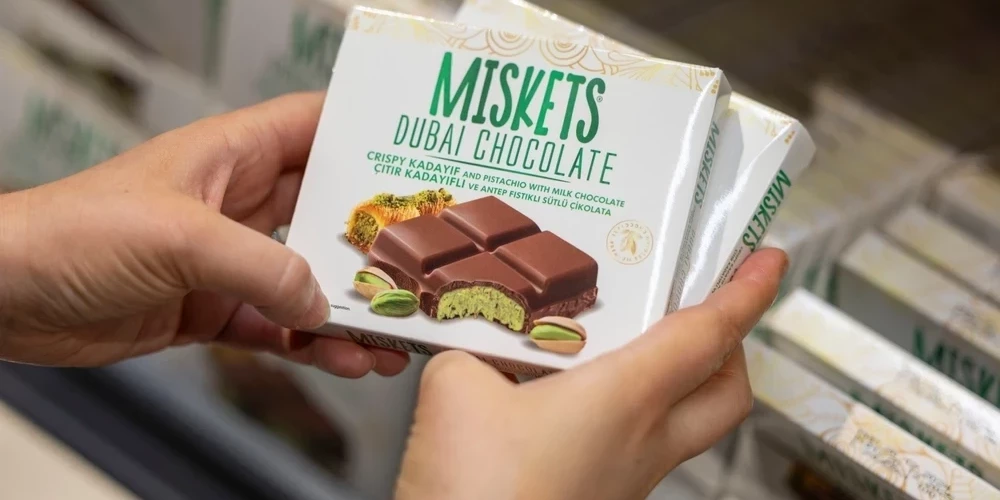 Продукция, созданная по мотивам дубайского шоколада, теперь доступна в различных формах и видах: от плиток до шоколадных тортов и чизкейков.