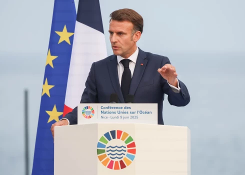 "Jāaizliedz sociālie mediji tiem, kas ir jaunāki par 15 gadiem," teica Makrons intervijā Francijas valsts televīzijas kanālam France 2