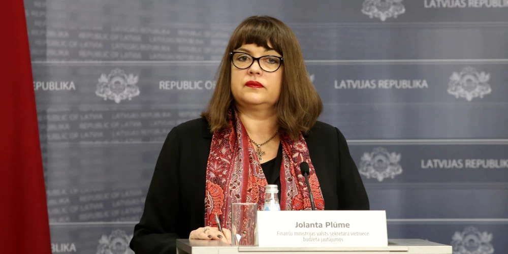 Jolanta Plūme Finanšu ministrijā strādā kopš 2001. gada. Šajā laikā viņa Gada ienākumu deklerācijā norādīja, ka viņas skaidras naudas uzkrājumi ir 4000 lati un 8000 dolāri. 2023. gadā, savukārt, viņa finanšu ministrijā nopelnīja 111 tūkstošus eiro, Valsts nekustamo īpašumu padomē 31 491 eiro, bet Liepājas speciālās ekonomiskās zonas valdē 40735 eiro.