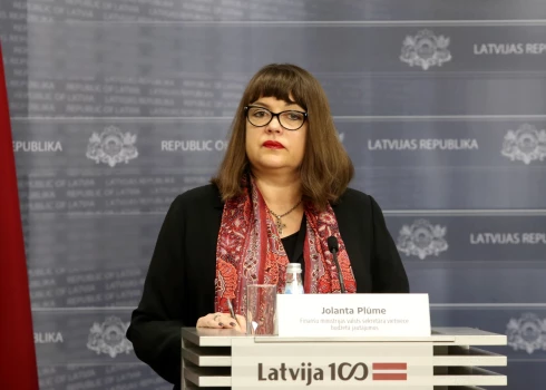 Jolanta Plūme Finanšu ministrijā strādā kopš 2001. gada. Šajā laikā viņa Gada ienākumu deklerācijā norādīja, ka viņas skaidras naudas uzkrājumi ir 4000 lati un 8000 dolāri. 2023. gadā, savukārt, viņa finanšu ministrijā nopelnīja 111 tūkstošus eiro, Valsts nekustamo īpašumu padomē 31 491 eiro, bet Liepājas speciālās ekonomiskās zonas valdē 40735 eiro.