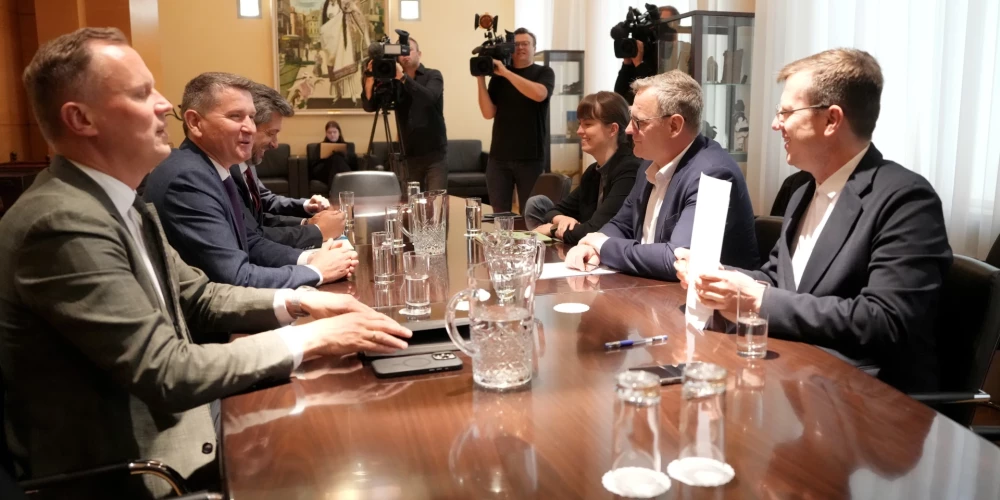 Partiju apvienības "Apvienotā saraksta" valdes līdzpriekšsēdētājs, Saeimas deputāts Edgars Tavars (no kreisās), "Apvienotā saraksta" Rīgas mēra amata kandidāts, Saeimas deputāts Māris Sprindžuks, "Apvienotais saraksta" Rīgas vicemēra amata kandidāts Edgars Bergholcs, partijas "Progresīvie" līdzpriekšsēdētāja, Rīgas domes deputāte Justīne Panteļējeva, "Progresīvie" Rīgas mēra amata kandidāts Viesturs Kleinbergs un "Progresīvie" pārstāvis, Rīgas domes deputāts Mārtiņš Kossovičs tikšanās laikā, kurā pārrunā nākamās koalīcijas veidošanu.