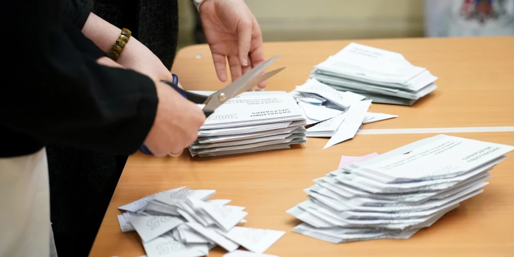 Tiek atvērta balsojumu urna pašvaldību vēlēšanās 75. vēlēšanu iecirknī Rīgas Valsts 1. ģimnāzijā.