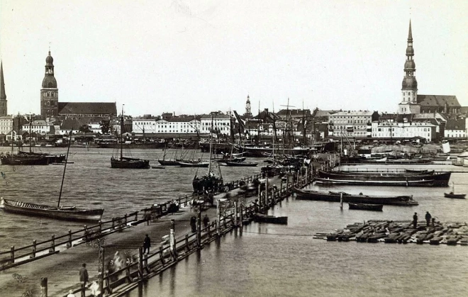 īdz pat 19. gadsimta beigām Daugavas abus krastus Rīgā savienoja Peldošais (Plostu) tilts, uz kura Jāņos pulcējās simtiem līgotāju. 1825. gada Līgo dienā jāņotāju pūlis no tā upē iegrūda un gandrīz noslīcināja kādu jaunekli (attēlā: Rīgas Plostu tilts 19. gadsimta beigās).