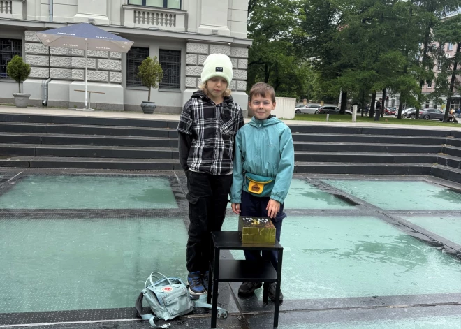 Hugo un Valters rīdziniekus iepriecina ar burvju trikiem.