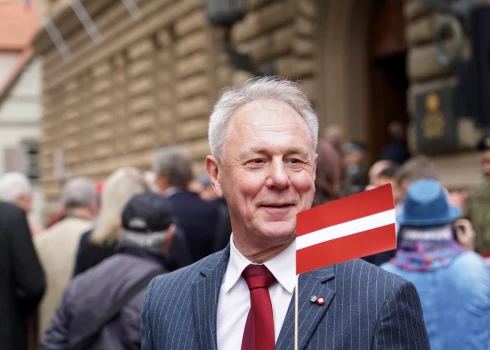 Augstākās padomes deputātu godināšanas pasākums pie Saeimas nama Latvijas Republikas Neatkarības atjaunošanas 35. gadadienā.