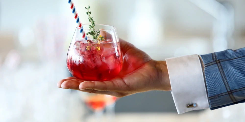 Dzērienu jo īpaši alkoholisko dzērienu, viltošana joprojām ir būtiska problēma, un organizētās noziedzīgās grupas izmanto sarežģītas shēmas, lai maldinātu patērētājus. Viltojumu ražotāji bieži atkārtoti izmanto oriģinālās pudeles vai izgatavo viltotas etiķetes, ko uzlīmē uz tukšām pudelēm, lai patērētāji un atbildīgās iestādes nespētu atšķirt oriģinālos produktus no viltotiem.