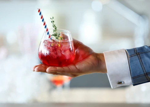 Dzērienu jo īpaši alkoholisko dzērienu, viltošana joprojām ir būtiska problēma, un organizētās noziedzīgās grupas izmanto sarežģītas shēmas, lai maldinātu patērētājus. Viltojumu ražotāji bieži atkārtoti izmanto oriģinālās pudeles vai izgatavo viltotas etiķetes, ko uzlīmē uz tukšām pudelēm, lai patērētāji un atbildīgās iestādes nespētu atšķirt oriģinālos produktus no viltotiem.