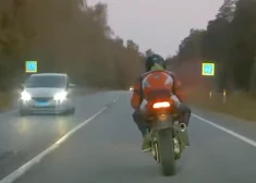 VIDEO: motociklists ar zagtu spēkratu Pierīgā bēg no likumsargiem, "izspiež" 200 kilometrus stundā un avarē