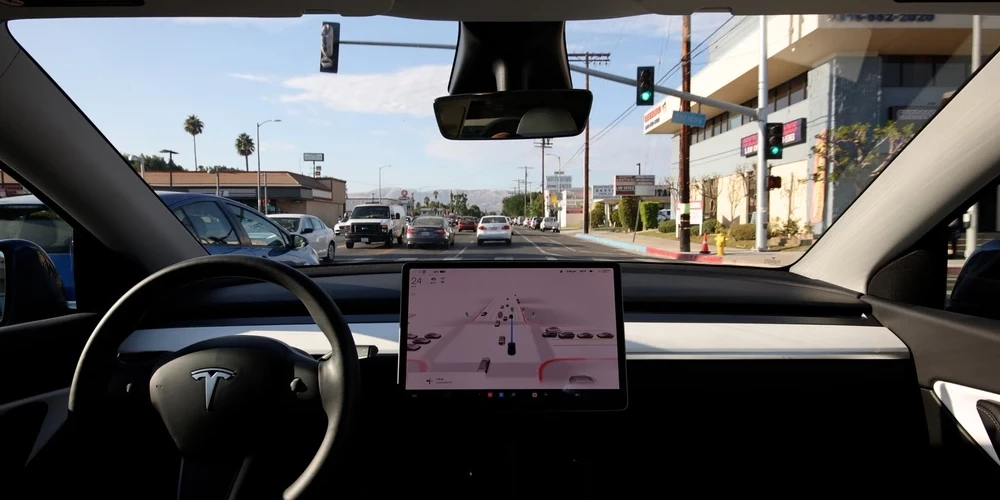 Автомобили Tesla уже давно способны ездить самостоятельно.