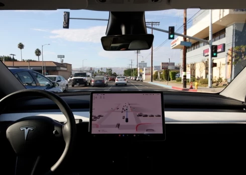 Автомобили Tesla уже давно способны ездить самостоятельно.