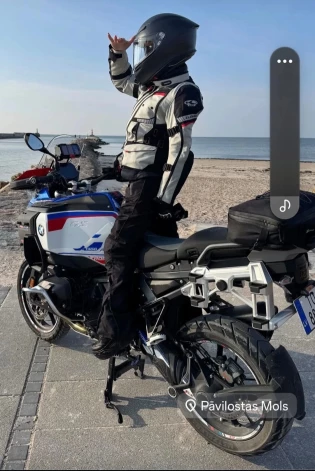 Aleksandra motobraucienos dodas kā pasažiere draugiem, jo pašai vēl nav A kategorijas vadītāja apliecības.