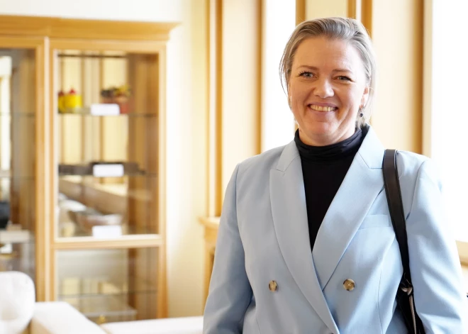 Sašūpojies CVK vadītājas Kristīnes Saulītes krēsls pēc vēlēšanu izgāšanās, Saeimas valdošā koalīcijā atbalsta viņas atsaukšanu no amata