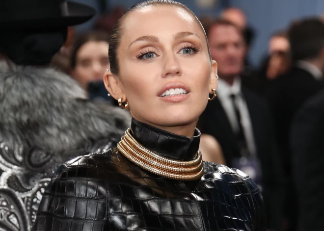 Amerikāņu popzvaigzne Mailija Sairusa 2025. gadā.