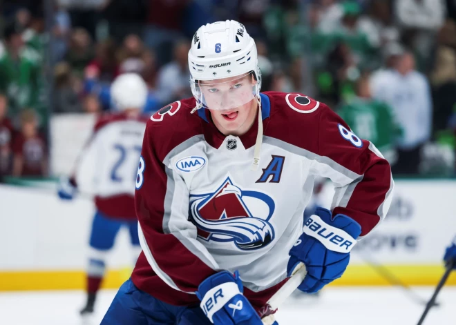 Kolorādo "Avalanche" hokejists Keils Makars otro reizi karjerā atzīts par NHL sezonas labāko aizsargu