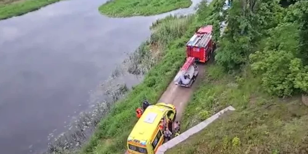 Женщину спасали медики и спасатели.