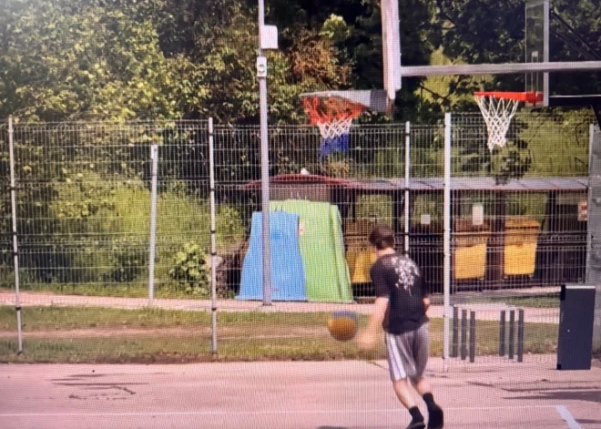 В Мадоне на 13-летнего мальчика рухнула баскетбольная корзина - пара сантиметров, и он бы не выжил