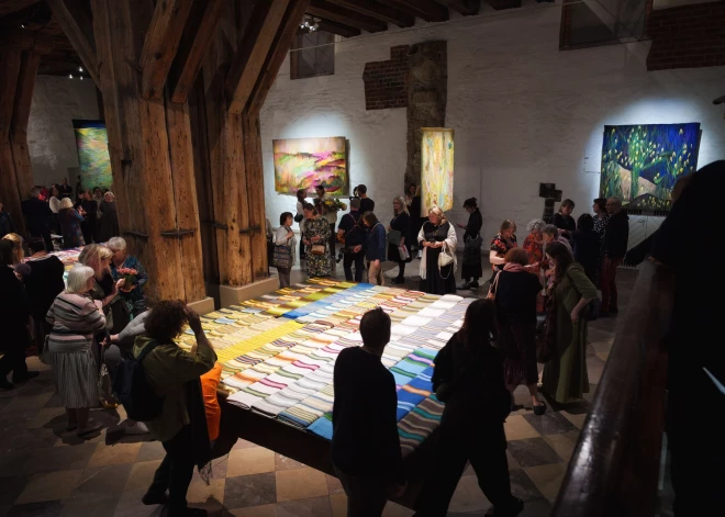 Mākslinieces Ivetas Vecenānes tekstildarbu un Latvijas novadu amatnieku austo segu izstādes atklāšana Dekoratīvās mākslas un dizaina muzejā (foto: Juris Rozenbergs)