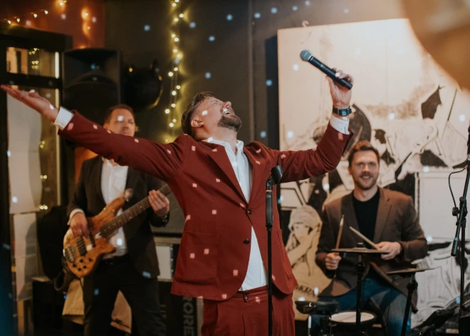 Populārā grupa "Dziļi violets", kas jau gadiem ir viena no Latvijā pieprasītākajām mūziķu apvienībām, ar skaļu ballīti un, protams, uzstāšanos nosvinējuši sava ģitārista Edgara Jercuma un viņa mīļotās sievietes Anastasijas Bagrades kāzas.
