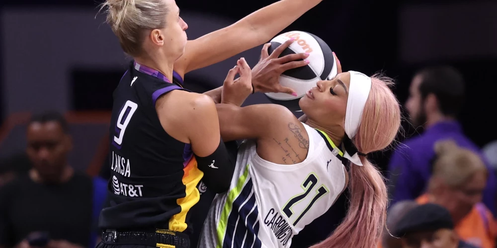 Dalasas Wings ir amerikāņu basketbola komanda, kas bāzējas Ārlingtonā, Teksasā. Sieviešu Nacionālajā basketbola asociācijā Wings spēlē Rietumu konferencē. Komanda pieder grupai, kuru vada priekšsēdētājs Bils Kamerons. 