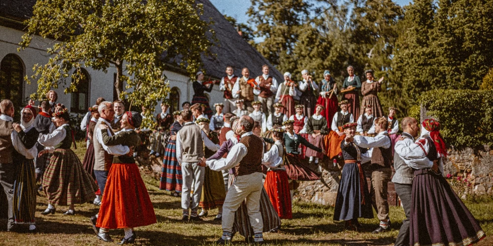 Šī gada 21. jūnijā, vasaras saulgriežos, Latvijas Etnogrāfiskajā brīvdabas muzejā notiks vērienīgi svētki – tautas deju ansambļa “Līgo” 80 gadu jubilejas Diždiena “Līgo. Ziedēšana”.
